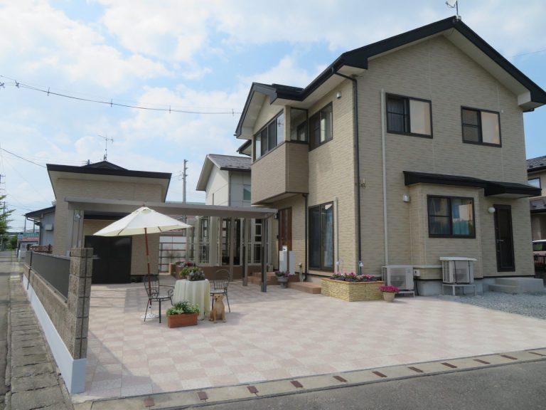 囲炉裏のようなバーベキューを楽しめる和モダンなガーデン I邸